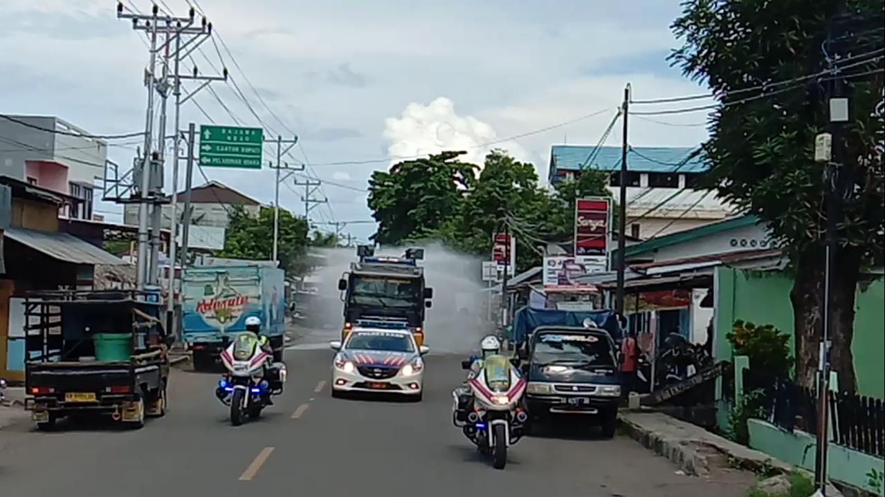 Gerakan Serentak, Polres Ende Gelar Penyemprotan Disinfektan Bersama Instansi Terkait